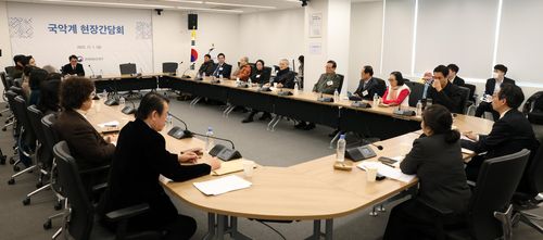 유인촌 장관, 국악계 현장간담회(서울=연합뉴스) 유인촌 문화체육관광부 장관이 1일 서울 종로구 국립현대미술관 서울관에서 열린 국악계 현장간담회에서 분야별, 세대별 국악계 주요 인사들을 만나 새 국악 정책에 대한 의견을 나누고 있다. [문화체육관광부 제공. 재판매 및 DB 금지] photo@yna.co.kr