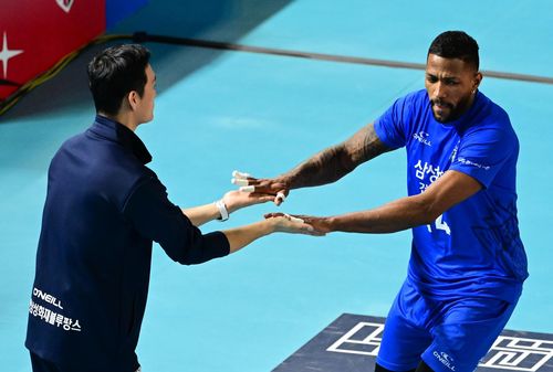 요스바니(오른쪽)와 김상우 삼성화재 감독[한국배구연맹 제공. 재판매 및 DB금지]