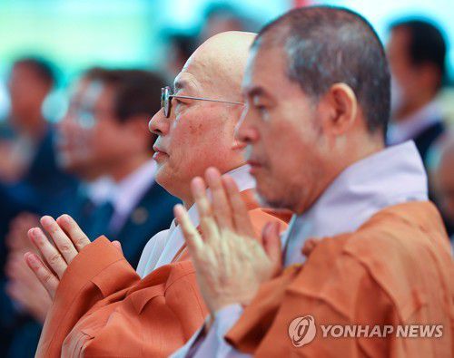 108배하는 진우 스님과 자승 스님(서울=연합뉴스) 김도훈 기자 = 2023년 3월23일 오후 서울 종로구 조계사에서 열린 상월결사 인도순례 회향식에서 조계종 총무원장 진우 스님(왼쪽)과 상월결사 회주 자승 스님이 108배를 하고 있다. [연합뉴스 자료사진]