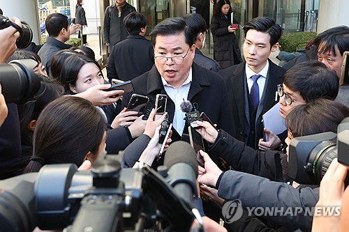 무죄 선고받은 유동규(서울=연합뉴스) 김주성 기자 = 유동규 전 성남도시개발공사 본부장이 30일 오후 서울 서초동 서울중앙지법에서 열린 김용 전 민주연구원 부원장 불법정치자금·뇌물 수수 관련 선고공판에서 무죄를 선고받은 뒤 취재진의 질문에 답하고 있다. 2023.11.30 utzza@yna.co.kr