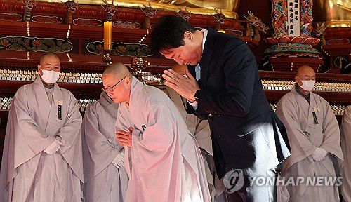 자승스님 분향소 조문하는 오세훈 시장(서울=연합뉴스) 배재만 기자 = 오세훈 서울시장이 1일 오전 서울 종로구 조계사 대웅전에 마련된 자승스님 분향소를 찾아 조문하고 있다. 2023.12.1 [공동취재] scoop@yna.co.kr