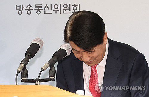 사퇴 인사하는 이동관 방송통신위원장(과천=연합뉴스) 김주성 기자 = 국회의 탄핵안 처리를 앞두고 사퇴한 이동관 방송통신위원장이 1일 오후 정부과천청사 내 방송통신위원회에서 열린 사퇴 기자회견에서 인사하고 있다. 2023.12.1 utzza@yna.co.kr