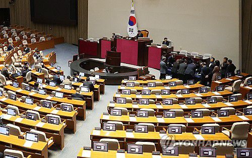 국민의힘 불참 속 검사 탄핵투표 개표(서울=연합뉴스) 신준희 기자 = 1일 국회 본회의장에 국민의힘 의원들의 자리가 비어있는 가운데 손준성, 이정섭 검사 탄핵소추안 투표 개표작업이 진행되고 있다. 2023.12.1 hama@yna.co.kr