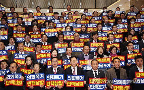 '검사 탄핵' 규탄하는 국민의힘(서울=연합뉴스) 신준희 기자 = 국회 본회의에서 손준성, 이정섭 검사 탄핵소추안이 가결된 1일 국민의힘 김기현 대표 등 의원들이 '국회의장 사퇴촉구 및 의회폭거 규탄대회'를 하고 있다. 2023.12.1 hama@yna.co.kr