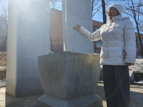 신한촌 기념탑 설명하는 고려인 3세 이 지나이다 씨[연합뉴스 자료사진. 재판매 및 DB 금지]
