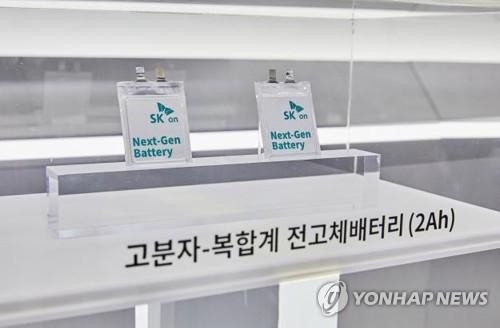 SK온이 지난 3월 인터배터리 전시회에서 공개한 고분자복합계 전고체배터리 개발품[SK온 제공. 재판매 및 DB 금지]