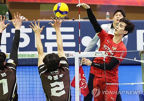 공격하는 임성진(오른쪽)[연합뉴스 자료사진]