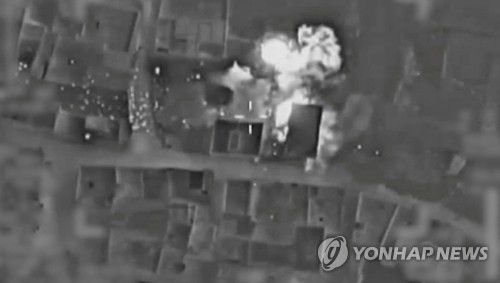 헤즈볼라 시설 타격 영상 공개한 이스라엘군이스라엘군(IDF)이 지난달 16일(현지시간) 레바논 무장 세력 헤즈볼라의 시설을 타격했다며 공개한 영상. 팔레스타인 무장 정파 하마스와 교전 중인 이스라엘은 헤즈볼라의 발사 지점을 겨냥해 포격하는 등 북부 국경지대에서도 공격을 이어가고 있다. [로이터=연합뉴스]