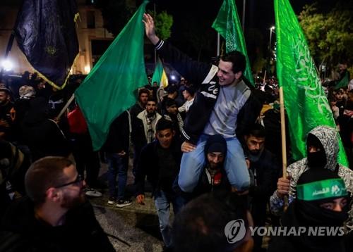이스라엘 교도소서 풀려나 기뻐하는 팔' 수감자(라말라 로이터=연합뉴스) 이스라엘 교도소에서 풀려난 팔레스타인 수감자가 1일(현지시간) 요르단강 서안 라말라에서 목말을 탄 채 기뻐하고 있다. 팔레스타인 무장 정파 하마스가 전날 이스라엘 인질 8명을 석방한 가운데 이스라엘도 자국에 수감됐던 팔레스타인인 30명을 풀어줬다. 2023.12.01 besthope@yna.co.kr
