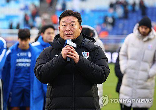 팬들에게 사과하는 오동석 단장(수원=연합뉴스) 김도훈 기자 = 2일 경기도 수원월드컵경기장에서 열린 프로축구 하나원큐 K리그1 2023 마지막 38라운드 수원 삼성과 강원FC 경기에서 0-0으로 비기며 2군 강등이 확정된 수원 삼성 축구단 오동석 단장이 팬들에게 사과의 말을 전하고 있다. 2023.12.2 superdoo82@yna.co.kr