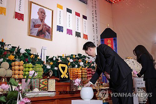 자승스님 분향소 조문하는 윤석열 대통령 내외(서울=연합뉴스) 임헌정 기자 = 윤석열 대통령과 부인 김건희 여사가 2일 오후 서울 종로구 조계사에 마련된 대한불교 조계종 전 총무원장 자승스님의 분향소를 찾아 조문하고 있다. 2023.12.2 [대통령실 제공. 재판매 및 DB 금지] kane@yna.co.kr