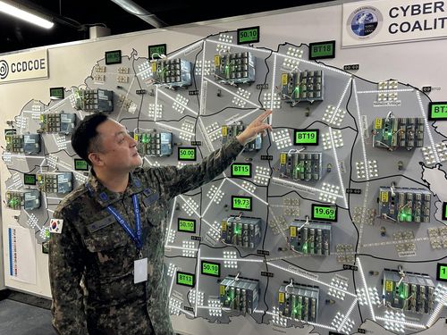훈련 임무 설명하는 韓사이버사 훈련계획담당 장교(탈린[에스토니아]=연합뉴스) 지난달 30일(현지시간) 에스토니아 탈린에 마련된 북대서양조약기구(NATO·나토) 사이버방어 연합훈련 '사이버 코얼리션 2023' 본부에서 백송 사이버사 훈련계획담당(소령)이 한국의 훈련 임무를 설명하고 있다. 사이버 코얼리션은 세계 최대 규모의 사이버방어 연합훈련으로, 한국은 올해 파트너국으로 처음 정식 참가했다. 2023.12.3 photo@yna.co.kr [나토 제공. 재판매 및 DB 금지]