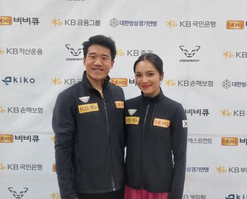 특별 귀화를 신청한 취안예(왼쪽)-임해나조(의정부=연합뉴스) 김경윤 기자 = 피겨스케이팅 아이스댄스 국가대표 취안예(왼쪽)-임해나 조가 3일 경기도 의정부 실내빙상장에서 열린 2024-2025 국가대표 1차 선발전을 마친 뒤 포즈를 취하고 있다. 캐나다 국적인 취안예는 최근 법무부에 특별 귀화 신청을 했다. 2023.12.3. cycle@yna.co.kr