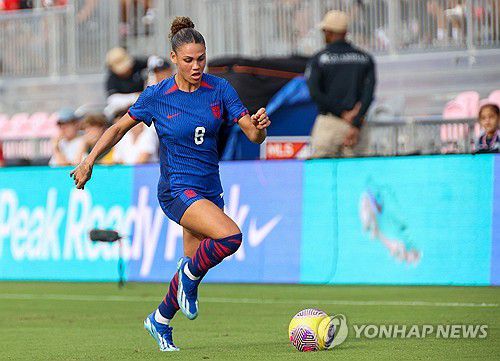 중국과 경기에서 드리블하는 로드먼[AFP=연합뉴스]
