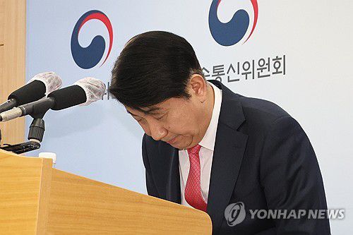 이동관 방통위원장 사퇴(과천=연합뉴스) 김주성 기자 = 국회의 탄핵안 처리를 앞두고 사퇴한 이동관 방송통신위원장이 1일 오후 정부과천청사 내 방송통신위원회에서 열린 사퇴 기자회견에서 인사하고 있다. 2023.12.1 utzza@yna.co.kr