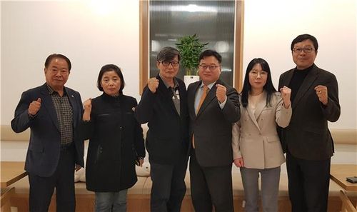 김포·고양·하남 서울편입주진위 공동연대 뜻 모아(하남=연합뉴스) 3일 김포시 장기동 모처에서 서울로의 편입을 희망하는 김포·고양·하남지역 주민 추진위원장들이 모여 공동연대하기로 뜻을 모았다. 강경철 고양위원장(좌3), 김기윤 하남위원장(우3), 김경미 김포위원장(우2). 2023.12.4 [김기윤 하남추진위원장 제공. 재판매 및 DB 금지] gaonnuri@yna.co.kr