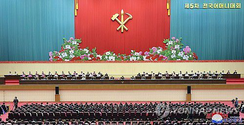 김정은 "사업 힘들 때 어머니들 생각"…전국어머니대회 참석(평양 조선중앙통신=연합뉴스) 김정은 북한 국무위원장이 11년 만에 열린 전국어머니대회에 직접 참석해 개회사를 했다.     조선중앙통신은 김 위원장이 지난 3일 평양에서 개막한 제5차 전국어머니대회에 참석했다고 4일 보도했다.     김 위원장은 개회사에서 "나 역시 당과 국가사업을 맡아 하면서 힘이 들 때마다 늘 어머니들을 생각하곤 한다"고 말했다. 2023.12.4      [국내에서만 사용가능. 재배포 금지. For Use Only in the Republic of Korea. No Redistribution]   nkphoto@yna.co.kr