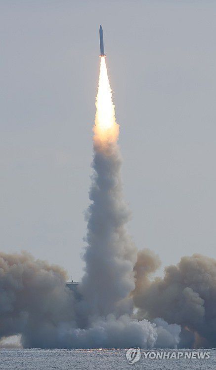 제주 해상서 고체연료 우주발사체 3차 시험발사(서귀포=연합뉴스) 박지호 기자 = 4일 오후 제주 서귀포시 예래동 앞바다에서 군 주도로 고체연료 우주발사체 3차 시험발사가 진행되고 있다. 2023.12.4 jihopark@yna.co.kr