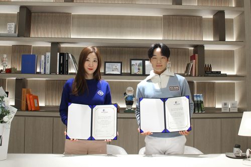 송민혁(오른쪽)과  한세엠케이 김지원 대표.[프레인글로벌 스포티즌 제공. 재판매 및 DB 금지]