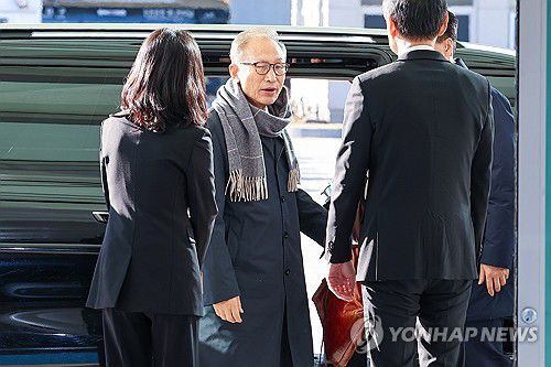 베트남 출국 위해 공항 도착한 이명박 전 대통령(영종도=연합뉴스) 서대연 기자 = 이명박 전 대통령이 1일 오전 베트남 방문을 위해 인천국제공항 제1여객터미널에 도착하고 있다.      이 전 대통령은 이날부터 베트남을 방문해 보 반 트엉 베트남 국가주석과 면담하고 한-베트남 기업인과 만나는 등 일정을 수행할 예정이다. 2023.12.1 dwise@yna.co.kr