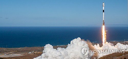군 첫 정찰위성 팰컨9로 발사(서울=연합뉴스)  미국 캘리포니아 소재 밴덴버그 우주군 기지에서 우리 군 첫 정찰위성 1호기를 탑재한 미국 스페이스Ⅹ사의 우주발사체 '팰컨9'이 1일(현지시간) 발사되고 있다. 2023.12.2 [스페이스X 제공, 재판매 및 DB 금지] photo@yna.co.kr