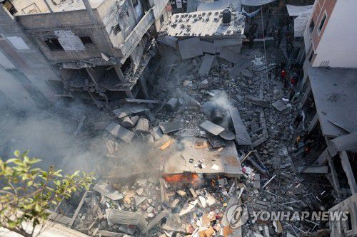 이스라엘 공습으로 파괴된 가자지구 남부 주택(칸유니스 로이터=연합뉴스) 이스라엘과 팔레스타인 무장 정파 하마스 간 교전이 이어지는 가운데 4일(현지시간) 가자지구 남부 칸 유니스의 주택이 이스라엘의 공습으로 파괴돼 있다. 가자지구 북부에 이어 남부 공세에 나선 이스라엘군은 칸 유니스 일대에 광범위한 공격을 가하고 있다. 2023.12.04 besthope@yna.co.kr