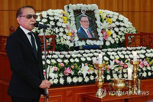 고 김수용 감독 영결식 추도사(서울=연합뉴스) 진연수 기자 = 5일 서울 종로구 서울대학교병원 장례식장에서 열린 고 김수용 감독 영결식에서 배우 신영균이 추도사를 하고 있다. 2023.12.5 jin90@yna.co.kr