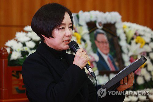 고 김수용 감독 기리는 장미희(서울=연합뉴스) 진연수 기자 = 5일 서울 종로구 서울대학교병원 장례식장에서 열린 고 김수용 감독 영결식에서 장미희 장례위원장이 발언하고 있다. 2023.12.5 jin90@yna.co.kr