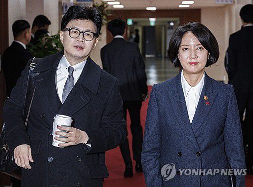 국무회의 향하는 한동훈 장관과 이영 장관(서울=연합뉴스) 황광모 기자 = 한동훈 법무부 장관(왼쪽)과 이영 중소벤처기업부 장관이 5일 오전 서울 종로구 정부서울청사에서 열린 국무회의에 입장하고 있다. 2023.12.5 hkmpooh@yna.co.kr