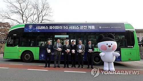 이제 시내버스에서도 공공와이파이 사용하세요(서울=연합뉴스) 배재만 기자 = 5일 오전 서울 광화문 국립고궁박물관 앞에서 열린 시내버스 공공와이파이 탑재 시승회에서 이종호 과학기술정보통신부 장관 등 참석자들이 기념 촬영을 하고 있다. 2023.12.5 scoop@yna.co.kr