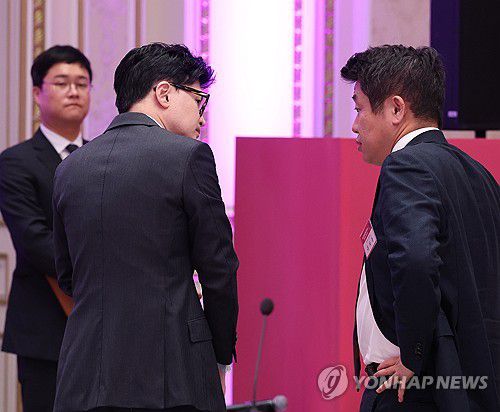 대화하는 한동훈 장관과 유의동 정책위의장(서울=연합뉴스) 진성철 기자 = 한동훈 법무부 장관(왼쪽)과 국민의힘 유의동 정책위의장이 5일 청와대 영빈관에서 열린 정신건강 정책 비전 선포대회에 참석해 대화하고 있다.  2023.12.5 zjin@yna.co.kr