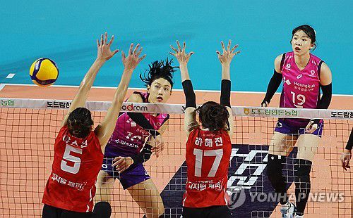 김연경 '공격'(인천=연합뉴스) 임순석 기자 = 5일 인천 삼산월드체육관에서열린 프로배구 V리그 여자부 흥국생명과 페퍼저축은행의 경기. 흥국생명 김연경이 스파이크하고 있다. 2023.12.5 soonseok02@yna.co.kr