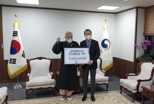 작년 12월 권영세 통일부 장관과 만나 남북협력기금을 기탁한 권송성 회장 [연합뉴스 자료사진]