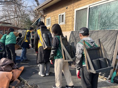 연탄 나르는 자원봉사자들(서울=연합뉴스) 김정진 기자 = 5일 오전 서울 노원구 상계동 마을에 서울연탄은행 자원봉사자들이 연탄을 배달하고 있다. 2023.12.5 stopn@yna.co.kr