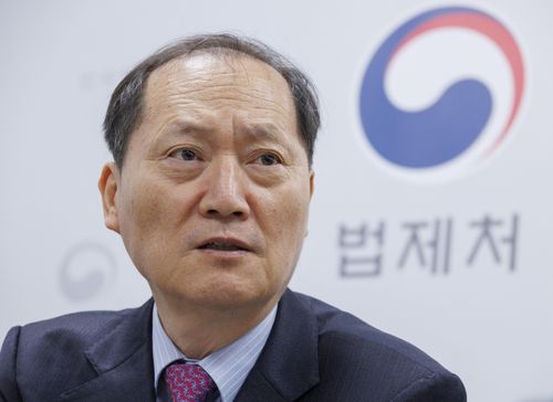 방송 3법 관련 의견 말하는 이완규 법제처장(서울=연합뉴스) 황광모 기자 = 이완규 법제처장이 5일 서울 종로구 정부서울청사에서 연합뉴스와 가진 인터뷰에서 최근 윤석열 대통령이 거부권을 행사한 방송 3법 관련 의견을 말하고 있다. 2023.12.6     hkmpooh@yna.co.kr