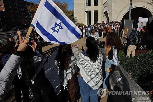 하버드대에서 시위하는 학생들[로이터 연합뉴스 자료사진. 재판매 및 DB 금지]