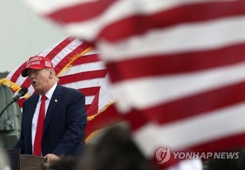 텍사스 공항서 연설하는 트럼프 전 대통령(에딘버그[美 텍사스주] AP=연합뉴스) 2024년 미국 대선에 출마한 도널드 트럼프 전 미국 대통령이 19일(현지시간) 사우스텍사스국제공항에서 그레그 애벗 텍사스 주지사의 소개로 연단에 오른 뒤 지지자들을 향해 연설하고 있다. 트럼프 전 대통령은 각종 여론조사에서 조 바이든 대통령을 앞서고 있다.     kjw@yna.co.kr