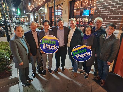 美 조지아주 첫 아시아계 시장에 한인 존 박 시의원 당선(애틀랜타=연합뉴스) 이종원 통신원 = 지난 5일(현지시간) 미국 조지아주 브룩헤이븐시 시장 선거 결선 투표에서 한국계 미국인 존 박(한국명 박현종) 브룩헤이븐시 전 시의원이 아시아계로는 처음으로 시장에 당선됐다. 박 당선인(왼쪽 네번째)이 지지자들과 함께 기뻐하고 있다.