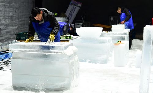 얼음광장 조각 한창[화천군 제공.재판매 및 DB 금지]