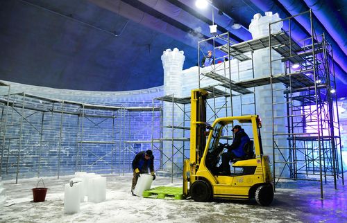얼음광장 조각 한창[화천군 제공.재판매 및 DB 금지]
