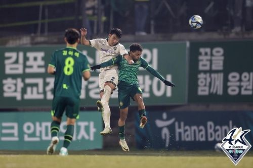 경합하는 김포와 강원 선수들[한국프로축구연맹 제공. 재판매 및 DB금지]
