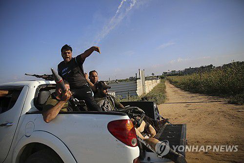 독일-이스라엘 이중국적자인 20대 여성 샤니 루크를 납치해 가자지구로 돌아가는 하마스 무장대원들[AP 연합뉴스자료사진. 재판매 및 DB 금지]