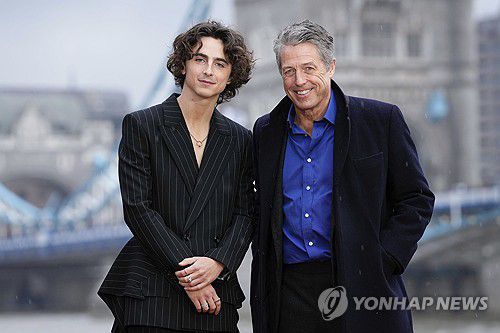 배우 티모테 샬라메와 휴 그랜트[AP=연합뉴스. 재판매 및 DB 금지]