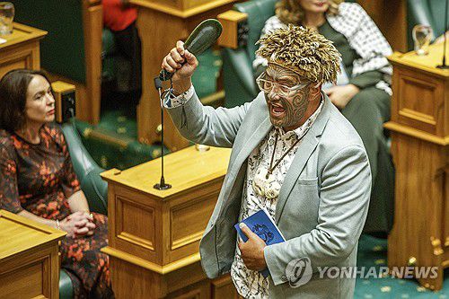 뉴질랜드 의원 선서식(웰링턴 AP=연합뉴스) 5일(현지시간) 뉴질랜드 웰링턴에서 열린 국회의원 선서식에서 마오리당 공동 대표인 라위리 와이티티 의원이 선서하고 있다. 2023.12.6. photo@yna.co.kr