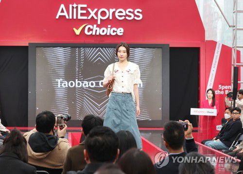 '5만 원으로 풀 착장하세요'(서울=연합뉴스) 이재희 기자 = 9일 오전 서울 강남구 코엑스 케이팝 스퀘어에 오픈한 '알리익스프레스 팝업스토어'에서 모델들이 패션쇼를 하고 있다. 알리익스프레스는 모델 한 명이 착용한 옷과 구두 등 패션 아이템들이 자사 쇼핑몰에서 5만 원으로 구입 가능하다고 밝혔다. 2023.3.9 scape@yna.co.kr