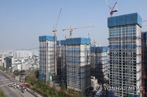 아파트 공사현장 (서울=연합뉴스) 박동주 기자 = 서울 한 아파트 재건축 현장의 모습. 2023.4.7 pdj6635@yna.co.kr