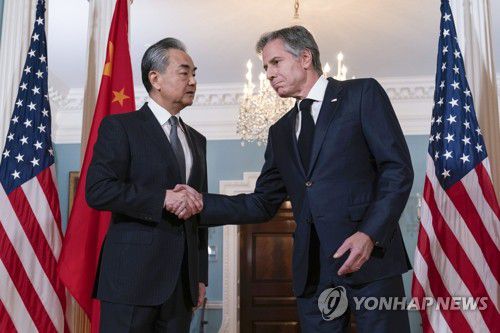 지난 10월 만나 악수하는 미중 외교장관[AP=연합뉴스 자료사진]
