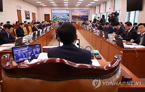 국회 국토교통위원회 전체회의(서울=연합뉴스) 신준희 기자 = 30일 국회에서 국토교통위원회 전체회의가 열리고 있다. 2023.11.30 hama@yna.co.kr