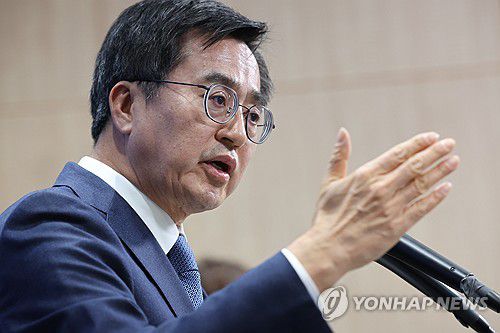 이재명 법인카드 의혹 압수수색 관련 입장 밝히는 김동연(수원=연합뉴스) 김동연 경기도지사가 지난 4일 오후 경기도청 브리핑룸에서 검찰의 더불어민주당 이재명 대표 법인카드 유용 의혹 관련 경기도청 압수수색에 대해 반발하며 입장을 밝히고 있다. 2023.12.4 [연합뉴스 자료사진. 재판매 및 DB 금지]