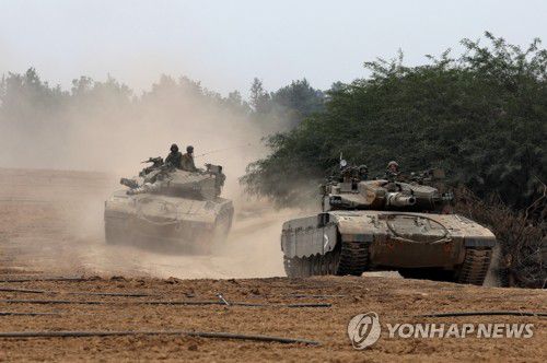 가자지구 부근서 작전 수행하는 이스라엘군 탱크(이스라엘 EPA=연합뉴스) 메르카바 전차에 탑승한 이스라엘 군인들이 5일(현지시간) 가자지구와 인접한 남부 지역에서 작전을 수행하고 있다. 이스라엘군은 이날 가자지구 남부 최대도시 칸 유니스에 처음으로 탱크를 진입시키며 사실상 남부 지역 시가전을 개시했다. 2023.12.06 besthope@yna.co.kr